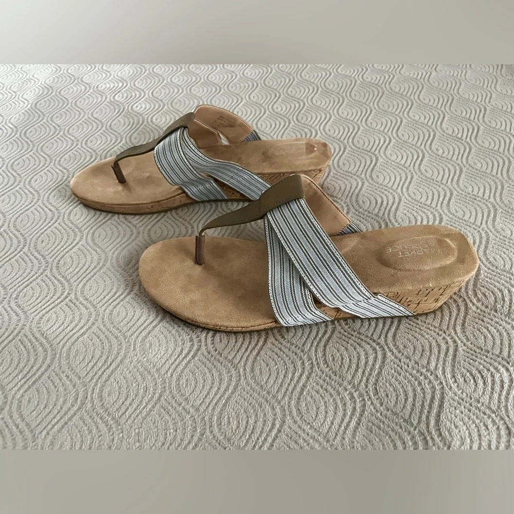 Market & Spruce Stella T-Strap Wedge Sandals 2 inch heel Tan and blue size 8🆕